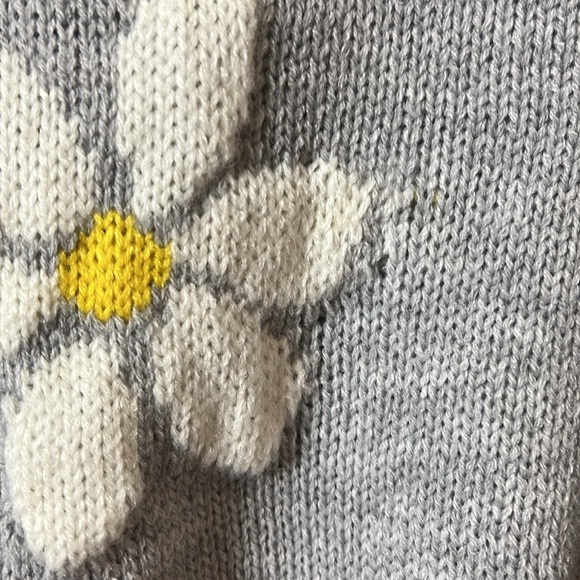 Poly & Esther Daisy Fringed V-Neck Sweater - Picture 8 of 10